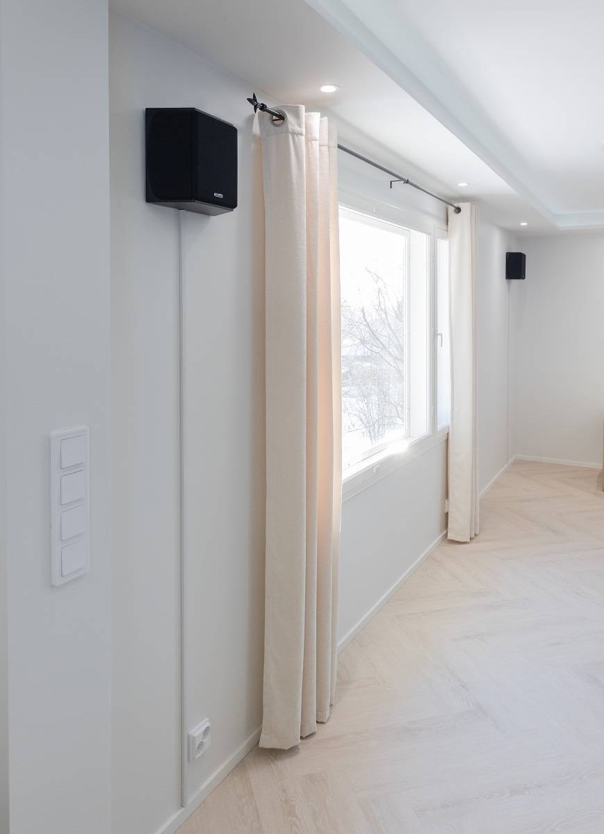 LED-spots varannan meter på kanterna av ett sänkt tak